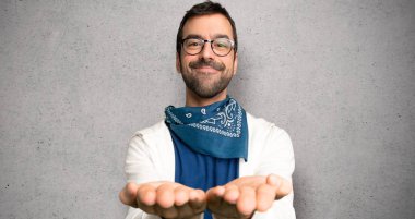 Yakışıklı adam gözlüklü boşaltmak hayali avuç içinde tutarak dokulu duvar'ın üstüne bir reklam eklemek için