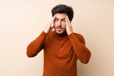 Baş ağrısı ile izole duvar üzerinde Yakışıklı