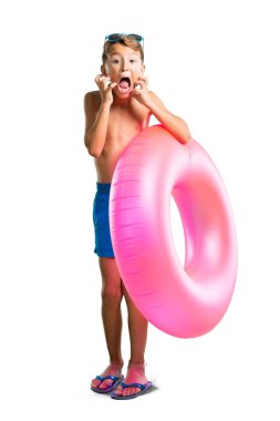 Yaz tatilinde Çocuk tam uzunlukta bir çekim izole beyaz arka plan üzerinde öfkeli jest kızgın rahatsız