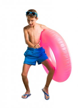 Yaz tatilinde Çocuk tam uzunlukta bir çekim müzik dinleyerek ve izole beyaz arka plan üzerinde dans