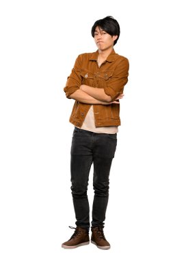 Izole beyaz arka plan üzerinde omuzları kaldırırken kahverengi ceketli bir Asyalı adamın tam uzunlukta bir çekim şüphe jest yapma