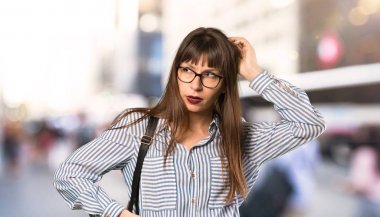 Dış mekanda kafa çizilirken gözlüklü kadın şüpheleri var