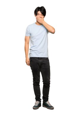 Izole beyaz arka plan üzerinde elleri ile ağız kapsayan mavi gömlek ile Asyalı bir adam tam uzunlukta bir çekim