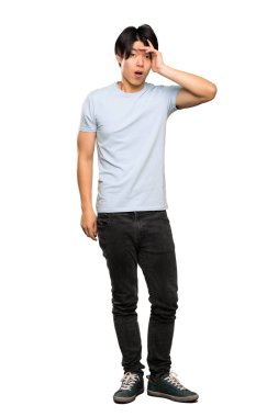 Mavi gömlekli Asyalı bir adamın tam uzunlukta bir çekim sadece bir şey fark etti ve izole beyaz arka plan üzerinde çözüm niyetinde