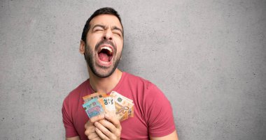 Adam dokulu duvar üzerinde ağzı geniş açık ön bağırarak çok para alarak