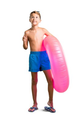 Yaz tatilinde Çocuk tam uzunlukta bir çekim işaret parmağı ile izole beyaz arka plan üzerinde harika bir fikir işaret