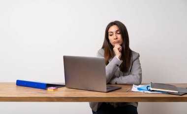 Bir ofiste düşünen iş kadını