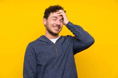 Izole sarı duvar üzerinde genç adam gülüyor