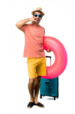 Onun yaz şapka ve güneş gözlüğü ile Man tam uzunlukta bir çekim 