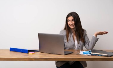 İki eliyle copyspace tutan bir ofiste İş kadını