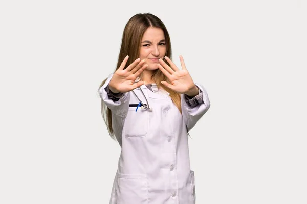 Giovane Donna Medico Nervoso Spaventato Stretching Mani Fronte Sfondo Grigio — Foto Stock
