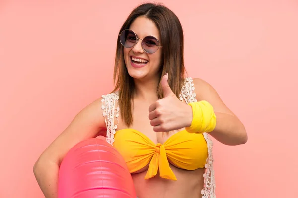 Jonge Vrouw Bikini Zomervakantie Geven Een Duim Omhoog Gebaar — Stockfoto