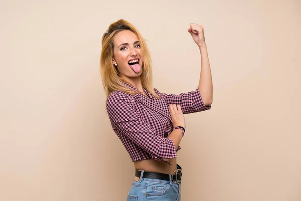 Mujer Rubia Joven Con Chaqueta Rosa Sobre Pared Aislada Haciendo — Foto de Stock