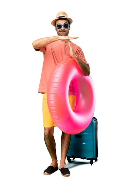 Cuerpo completo de Hombre con sombrero y gafas de sol en sus vacaciones de verano —  Fotos de Stock