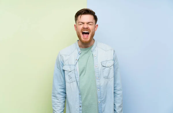 Ruiva Homem Sobre Fundo Colorido Gritando Para Frente Com Boca — Fotografia de Stock