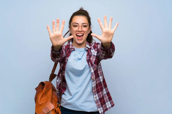 Tiener Student Meisje Geïsoleerde Blauwe Muur Tellen Tien Met Vingers — Stockfoto