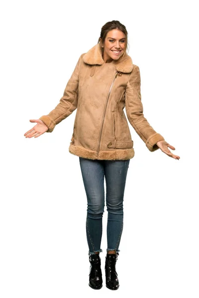 微笑む分離ホワイト バック グラウンド コートと金髪女性のフルレングス ショット — ストック写真