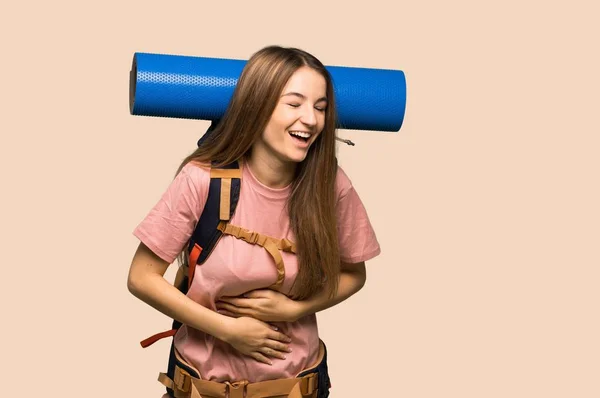 Joven Mochilera Sonriendo Mucho Mientras Pone Las Manos Pecho Sobre — Foto de Stock