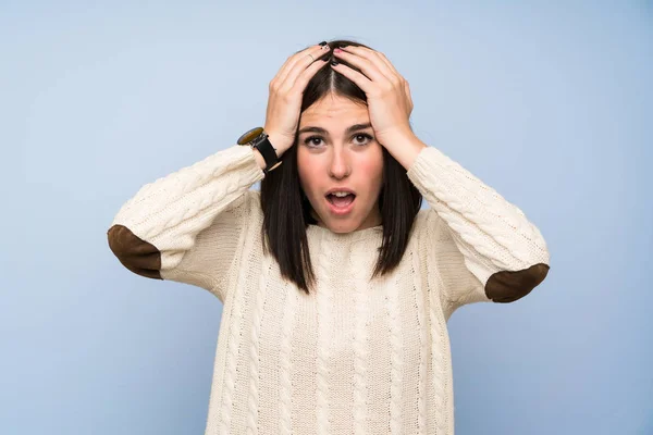 Young Woman Isolated Blue Wall Surprise Facial Expression — Stock Photo, Image