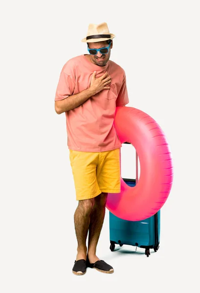 A teljes hosszúságú lövés az ember a kalap és napszemüveg a nyarat — Stock Fotó