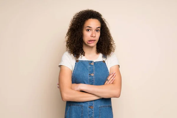 Dominican Woman Overalls Confuse Face Expression — Stock Photo, Image