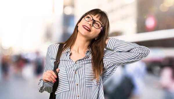 Gözlük ile kadın açık havada kafa çizilirken bir fikir düşünme