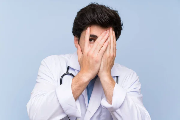 Doctor Man Täcker Ögon Och Tittar Genom Fingrarna — Stockfoto