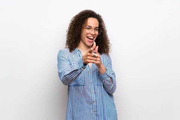 Dominikánská Žena Proužkované Košilí Ukazující Dopředu Usmívající — Stock fotografie