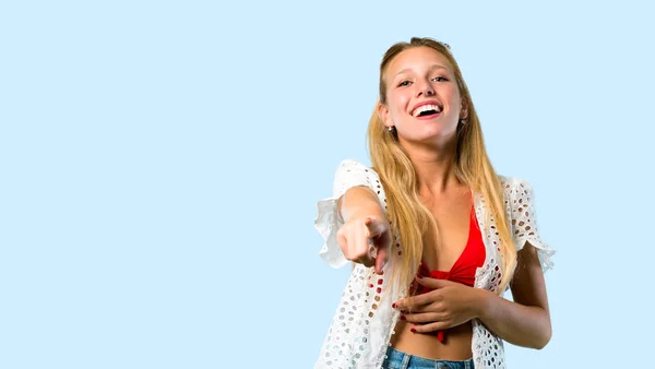 Blondes Mädchen Sommerurlaub Zeigt Mit Dem Finger Auf Jemanden Und — Stockfoto