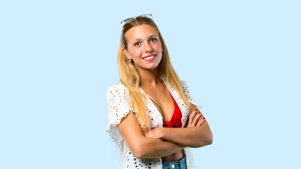 Blonde Meisje Zomer Vakantie Houden Van Armen Gekruist Laterale Positie — Stockfoto