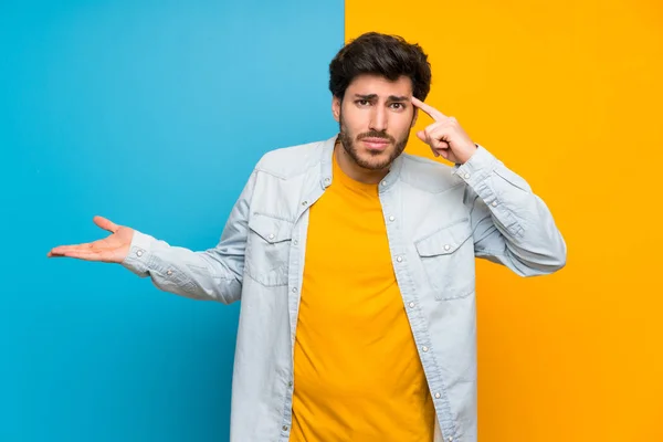 Guapo Sobre Fondo Colorido Aislado Haciendo Gesto Locura Poniendo Dedo — Foto de Stock