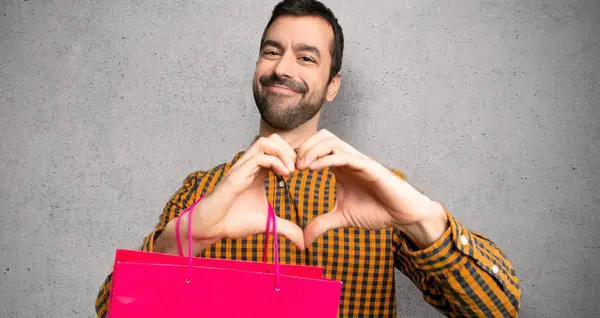 Pria Dengan Tas Belanja Membuat Simbol Hati Dengan Tangan Atas — Stok Foto