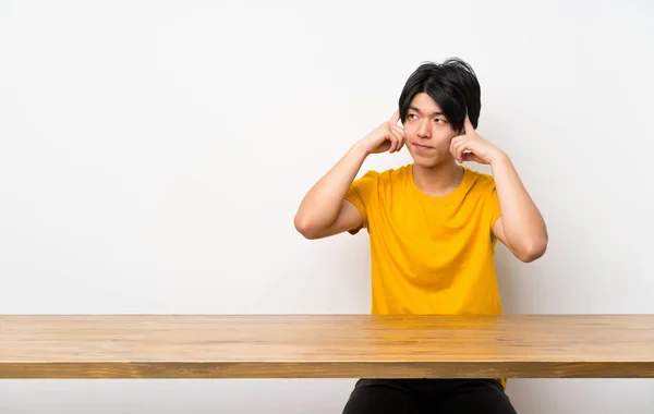Azjatycki Człowiek Żółtą Koszulą Mając Wątpliwości Myślenie — Zdjęcie stockowe
