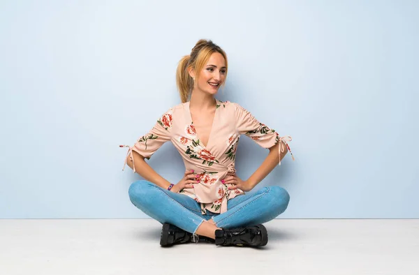 Young Blonde Woman Sitting Floor Posing Arms Hip Smiling — 스톡 사진