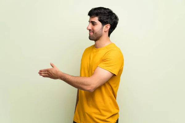 Young Man Pink Wall Handshaking Good Deal — Stock Photo, Image