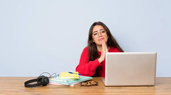 Adolescente Estudiante Chica Estudiando Una Mesa Mantiene Palma Juntos Persona — Foto de Stock