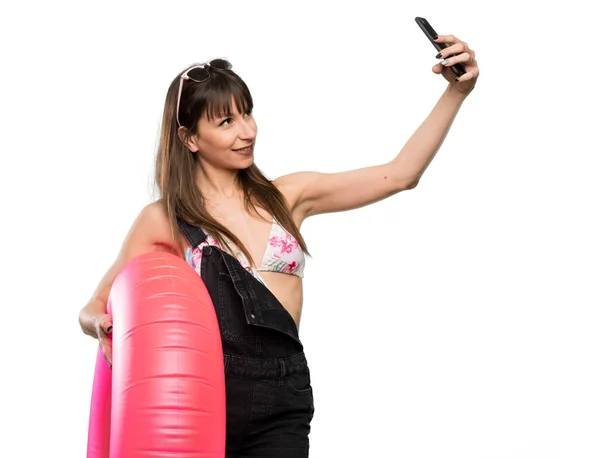 Jovem Mulher Biquíni Fazendo Uma Selfie Sobre Fundo Branco Isolado — Fotografia de Stock
