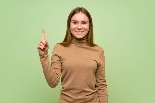Junge Frau Mit Rollkragenpullover Zeigt Und Hebt Einen Finger Zeichen — Stockfoto