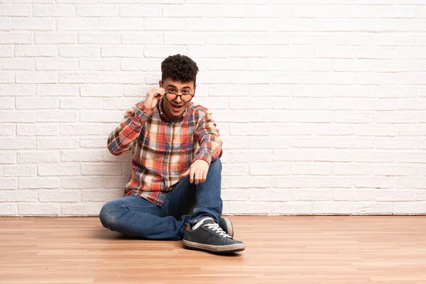 Jonge Man Zittend Vloer Met Glazen Verrast — Stockfoto
