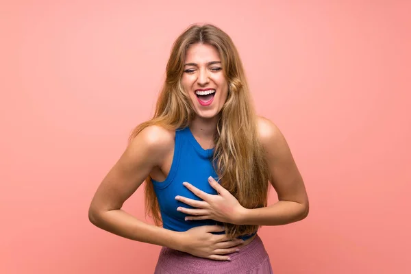 Giovane Donna Bionda Sfondo Rosa Isolato Sorridente Molto — Foto Stock