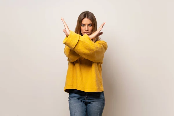 Mulher Com Suéter Amarelo Sobre Parede Isolada Fazendo Nenhum Gesto — Fotografia de Stock