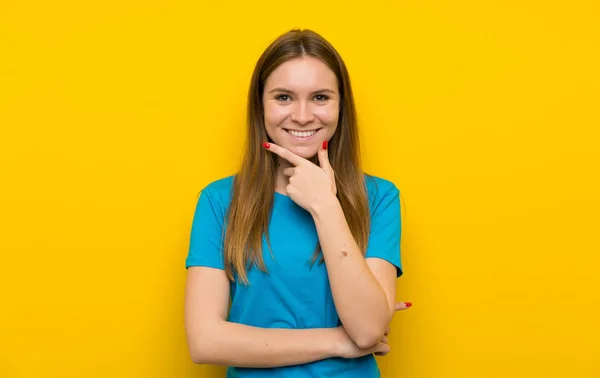 Mujer Joven Con Camisa Azul Riendo —  Fotos de Stock