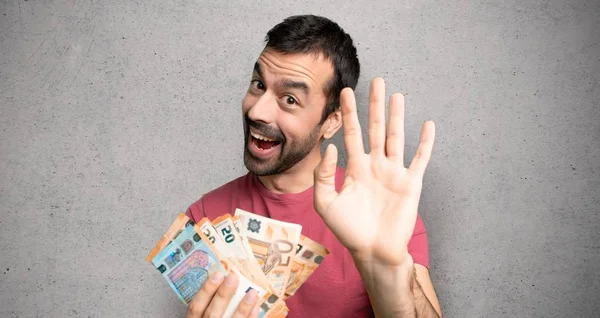 Hombre Tomando Montón Dinero Saludando Con Mano Con Expresión Feliz — Foto de Stock