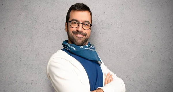 Hombre Guapo Con Gafas Manteniendo Los Brazos Cruzados Posición Lateral —  Fotos de Stock