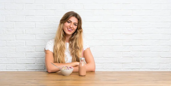 Feliz Joven Rubia Con Tazón Cereales — Foto de Stock