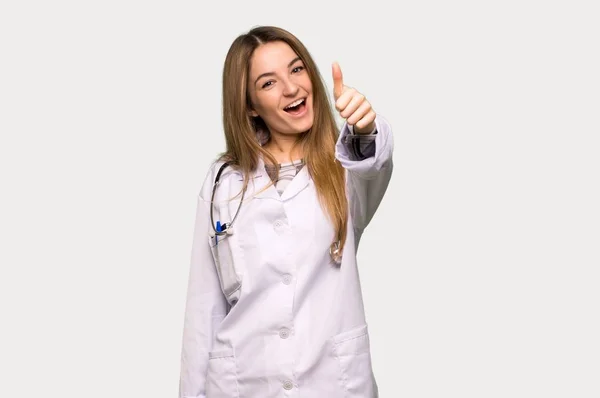 Joven Doctora Dando Gesto Pulgar Hacia Arriba Porque Algo Bueno — Foto de Stock