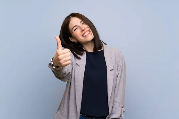 Jonge Vrouw Geïsoleerde Blauwe Muur Met Duimen Omhoog Omdat Iets — Stockfoto