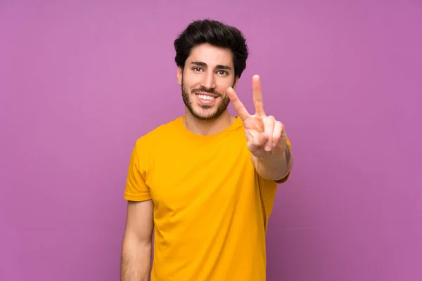 Bello Oltre Isolato Muro Viola Sorridente Mostrando Segno Vittoria — Foto Stock