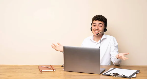 Hombre Telemarketer Sonriendo Mientras Trabaja — Foto de Stock