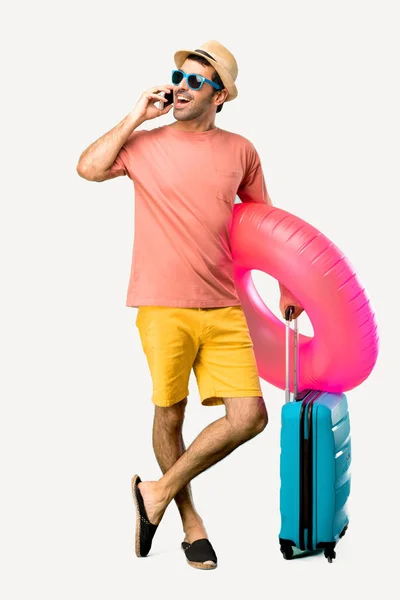 Celé tělo muže s kloboukem a slunečními brýlemi na letních prázdninách — Stock fotografie